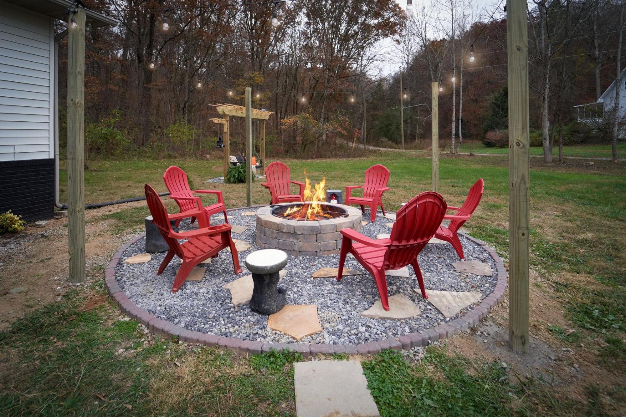 Entertainment Galore! Luxurious Property, Spectacular & Peaceful Setting, Great Location, Close To Major Attractions!! Pigeon Forge Exterior photo