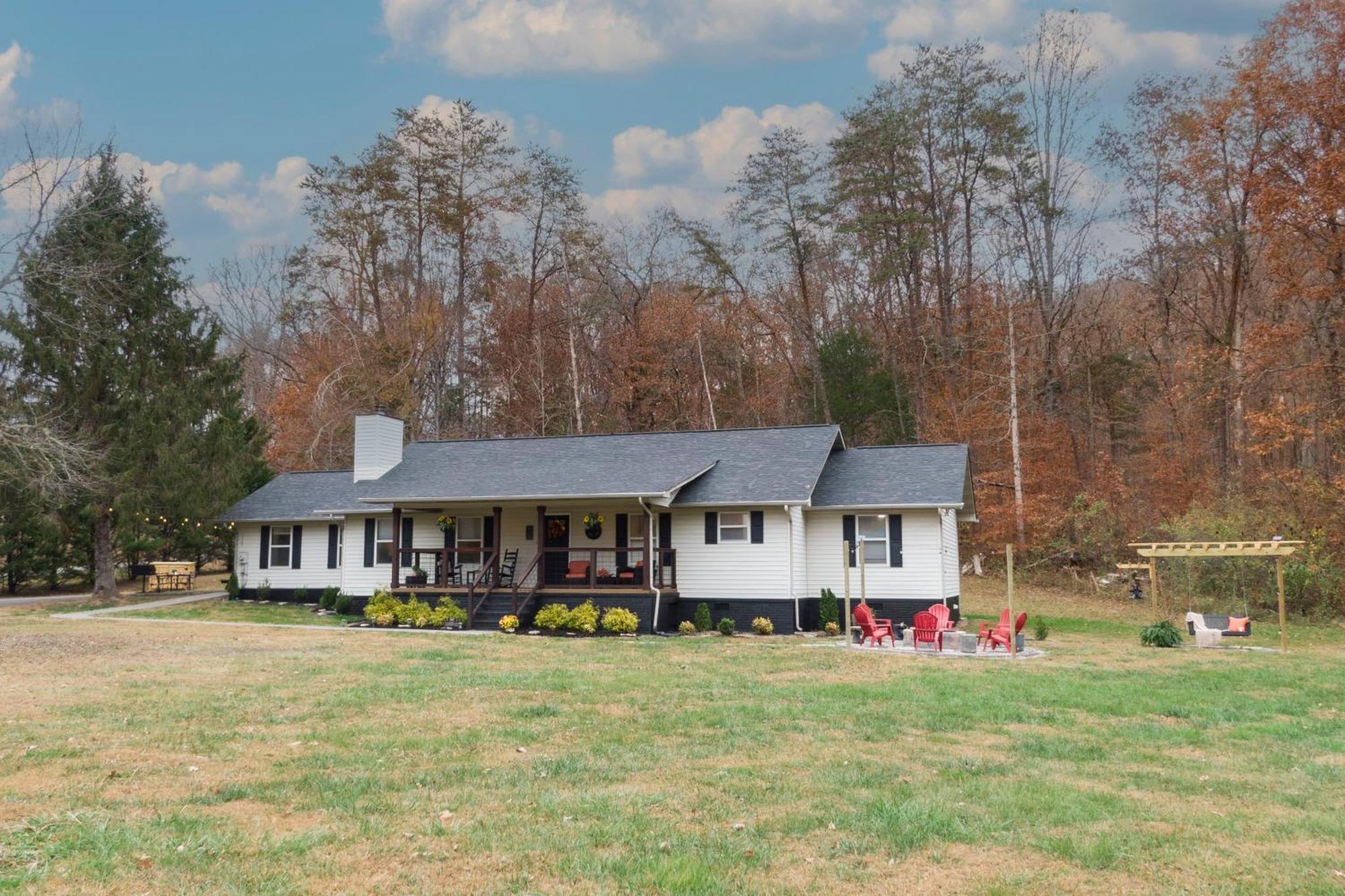 Entertainment Galore! Luxurious Property, Spectacular & Peaceful Setting, Great Location, Close To Major Attractions!! Pigeon Forge Exterior photo