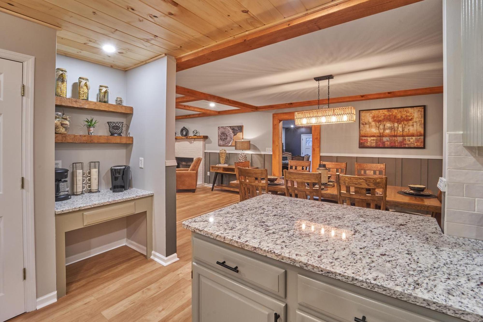 Entertainment Galore! Luxurious Property, Spectacular & Peaceful Setting, Great Location, Close To Major Attractions!! Pigeon Forge Exterior photo